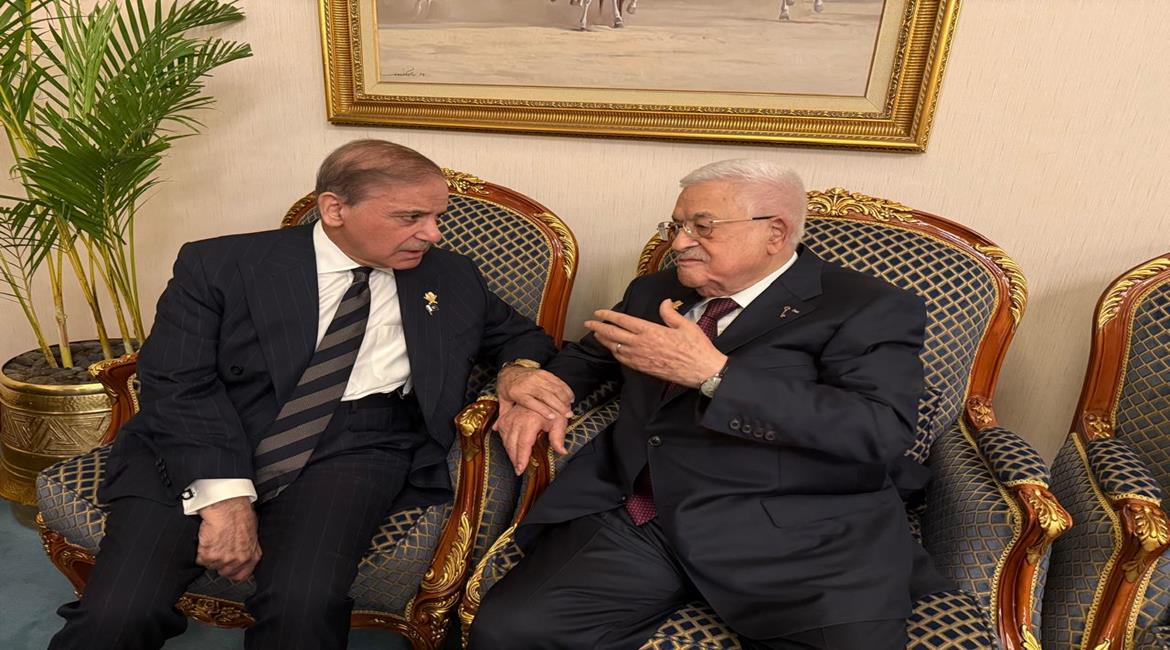الرئيس محمود عباس، يلتقي رئيس الوزراء الباكستاني شهباز شريف، على هامش اجتماعات القمة العربية الإسلامية الطارئة المنعقدة في العاصمة القطرية الدوحة
